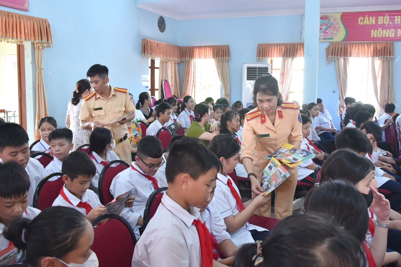 Phòng Cảnh sát giao thông: Tuyên truyền ATGT  hơn 300 giáo viên, học sinh Trường THCS Lê Thiện (huyện An Dương)